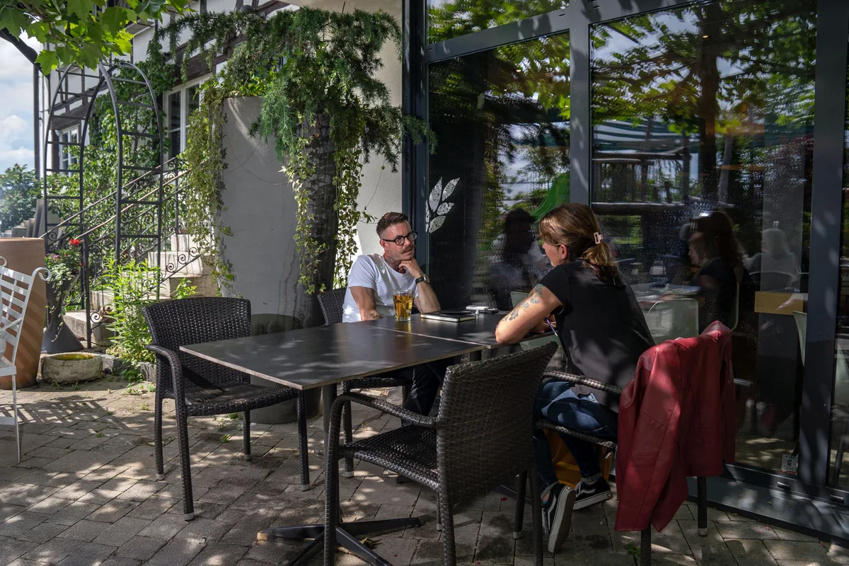 Man sieht Oliver Baer und Karin Sigg im Gespräch.